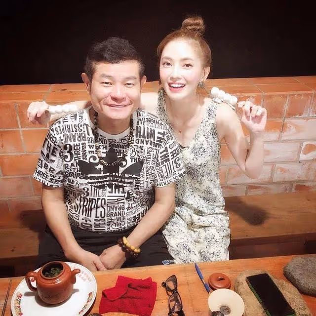 59歲男星娶小24歲嬌妻,自認運氣好,女方想拼三胎男方擔驚受怕