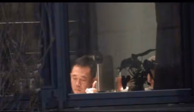 又有明星醉駕!54歲侯勇舉杯暢飲喝到臉通紅,酒後駕車送異性回家