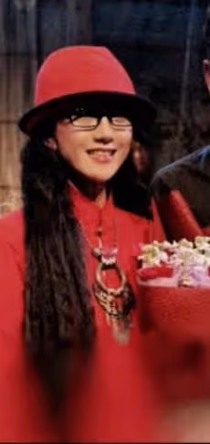 楊麗萍四姐妹罕同框,弟弟身材壯碩似潮男,跳民族舞范兒不輸姐姐