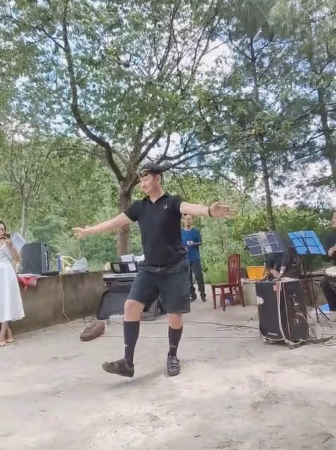 楊麗萍四姐妹罕同框,弟弟身材壯碩似潮男,跳民族舞范兒不輸姐姐