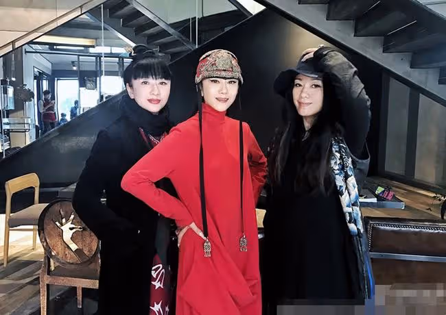 楊麗萍四姐妹罕同框,弟弟身材壯碩似潮男,跳民族舞范兒不輸姐姐