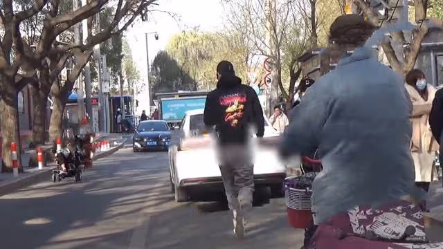 張亮寇靜復婚?帶兒女一同回家太溫馨,男方一路緊跟難掩甜蜜