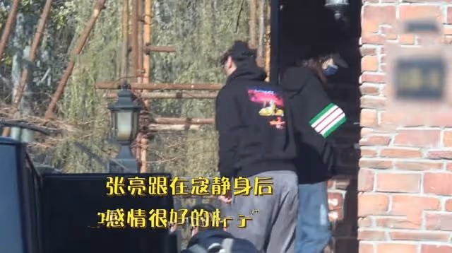 張亮寇靜復婚?帶兒女一同回家太溫馨,男方一路緊跟難掩甜蜜