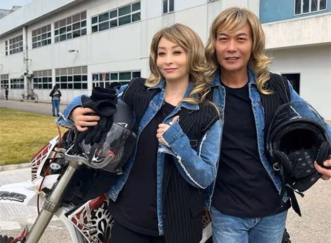 錢小豪與弟媳合作拍劇，戴假髮扮女人模仿湯盈盈，一起甩髮太搞笑