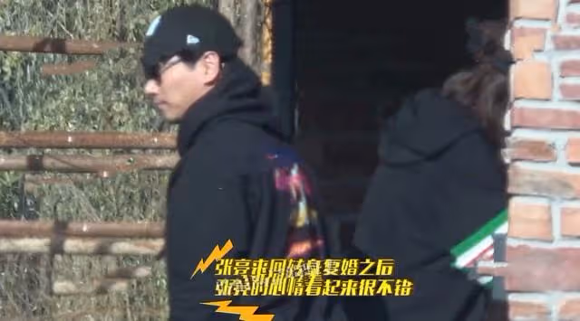 張亮寇靜復婚?帶兒女一同回家太溫馨,男方一路緊跟難掩甜蜜