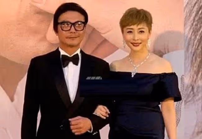 錢小豪與弟媳合作拍劇,戴假髮扮女人模仿湯盈盈,一起甩髮太搞笑