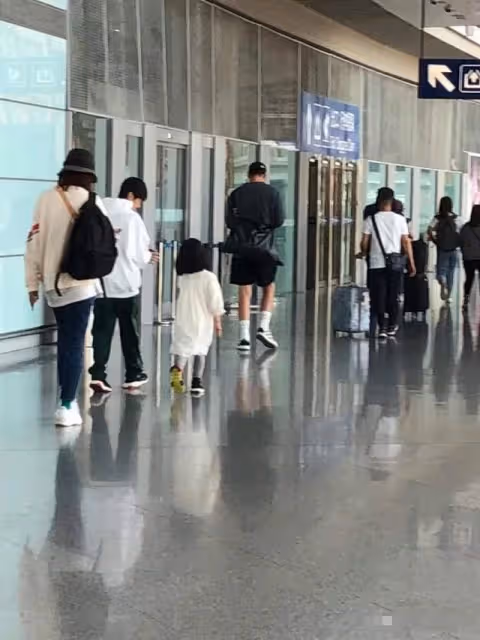 張亮寇靜復婚?帶兒女一同回家太溫馨,男方一路緊跟難掩甜蜜