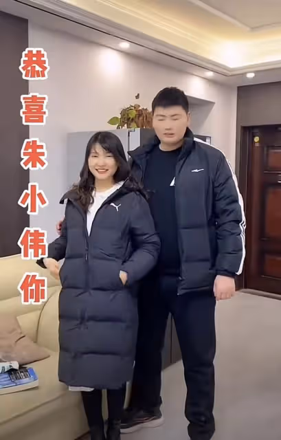 大衣哥兒子被曝已有新歡,與女粉穿情侶裝摟腰合照,女方火速回應
