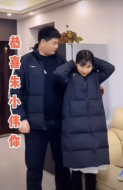 大衣哥兒子被曝已有新歡,與女粉穿情侶裝摟腰合照,女方火速回應