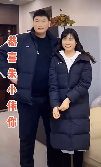 大衣哥兒子被曝已有新歡,與女粉穿情侶裝摟腰合照,女方火速回應