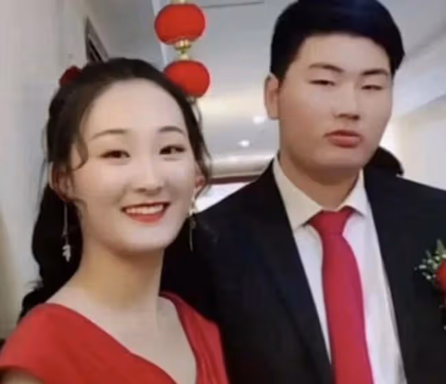 大衣哥兒子被曝已有新歡,與女粉穿情侶裝摟腰合照,女方火速回應