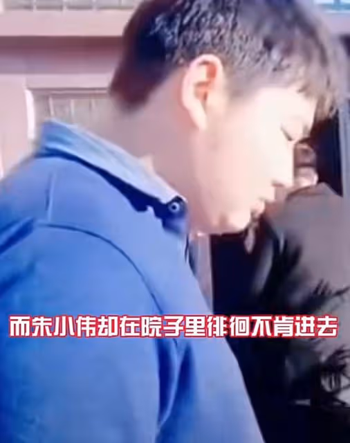 大衣哥兒子被曝已有新歡,與女粉穿情侶裝摟腰合照,女方火速回應