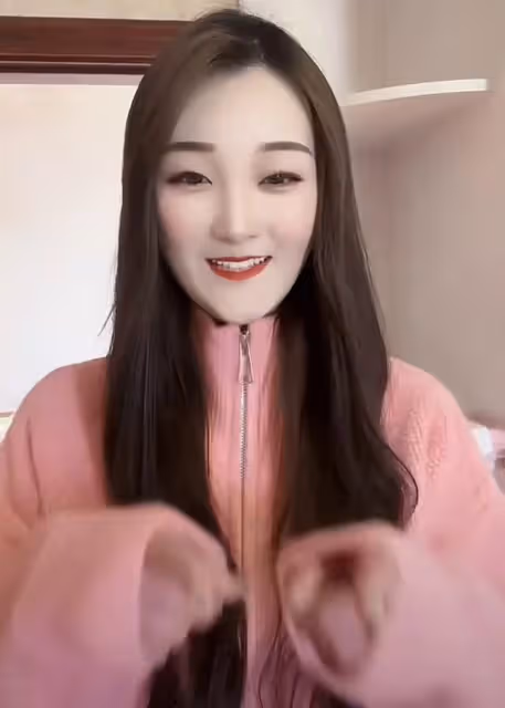大衣哥兒子被曝已有新歡,與女粉穿情侶裝摟腰合照,女方火速回應