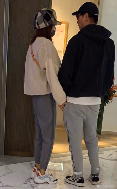 張亮寇靜復婚?帶兒女一同回家太溫馨,男方一路緊跟難掩甜蜜
