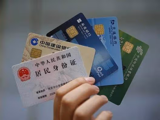 老人要飯八年，在前兒媳家過了一夜，留下一張卡：我替兒子道歉