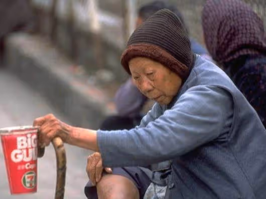 老人要飯八年，在前兒媳家過了一夜，留下一張卡：我替兒子道歉