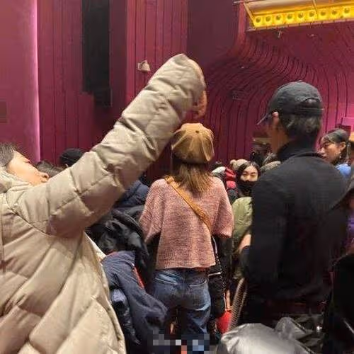 張亮寇靜復婚?帶兒女一同回家太溫馨,男方一路緊跟難掩甜蜜