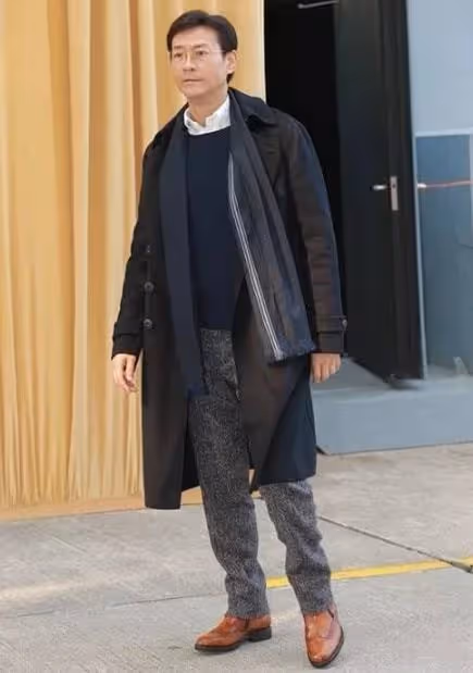 32歲禿頭,為維持英俊形象戴足41年假髮,僅在前妻追悼會拿下一次
