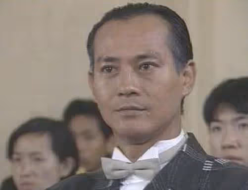 32歲禿頭,為維持英俊形象戴足41年假髮,僅在前妻追悼會拿下一次