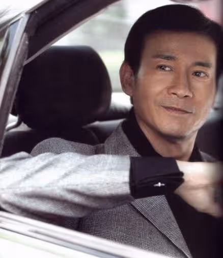 32歲禿頭,為維持英俊形象戴足41年假髮,僅在前妻追悼會拿下一次