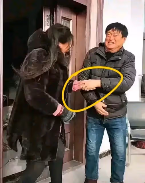 大衣嫂只用了一個小小舉動,口碑成功反轉,陳亞男聰明反被聰明誤