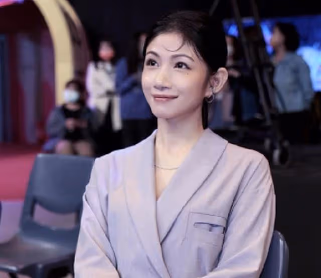 38歲男星被曝戀情，與異性深夜約會一同回家，女方曾離婚還帶倆娃
