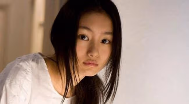 午夜我躲在柜子里,只知道有個男人「坐在」姐姐身上,她不停慘叫