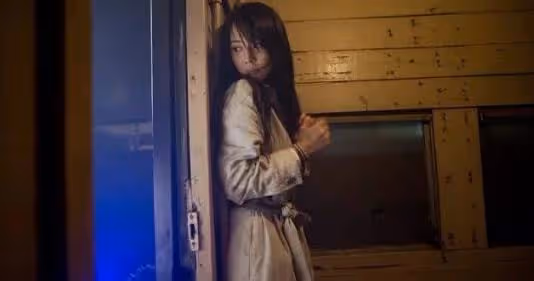 午夜我躲在柜子里，只知道有個男人「坐在」姐姐身上，她不停慘叫
