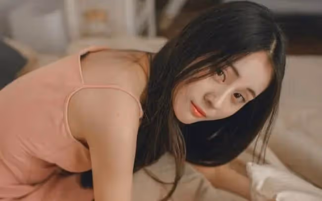 他走到我身後,湊上來想要親我的臉,老公出軌後我不想服侍他