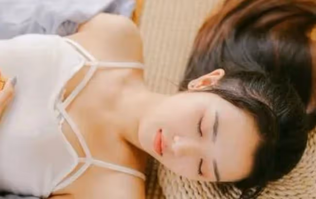 和丈夫通完電話後,我決定離婚,我知道他背著我玩女人了