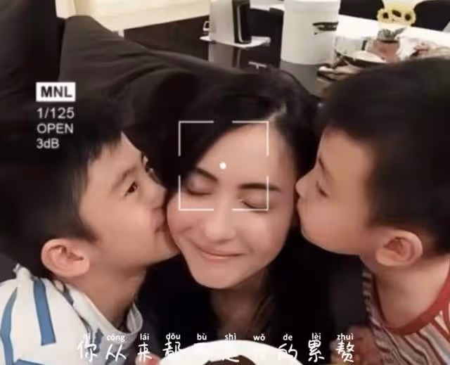 張柏芝兩個兒子長大了!貼臉親吻顯溫馨,14歲哥哥側臉太像謝霆鋒