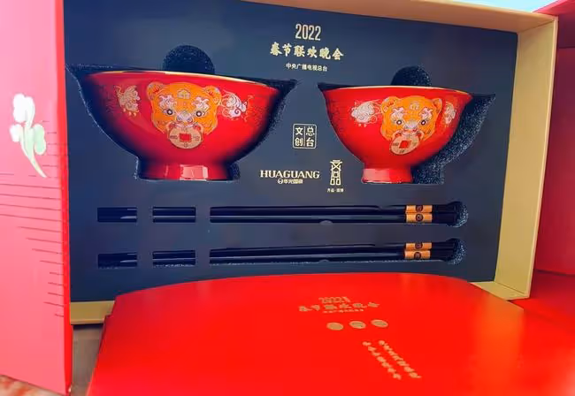 央視虎年春晚進展曝光!工作人員稱沒有分會場,伴手禮喜慶又實用