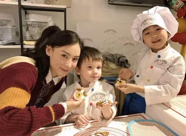 張柏芝兩個兒子長大了!貼臉親吻顯溫馨,14歲哥哥側臉太像謝霆鋒