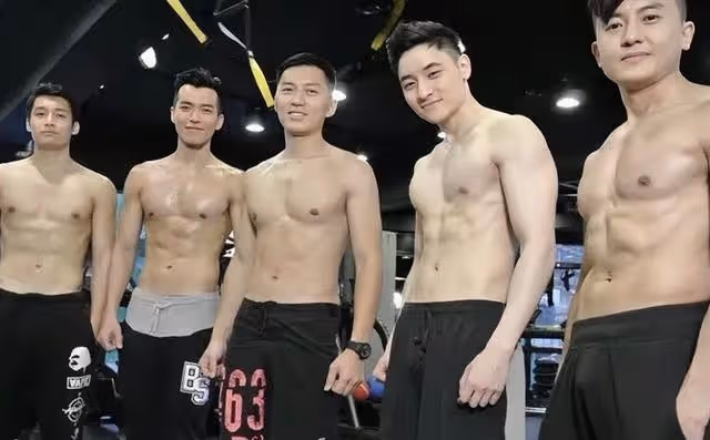 又一香港著名男星確診,因喉嚨痛到不能入睡,好友發燒兩周離世