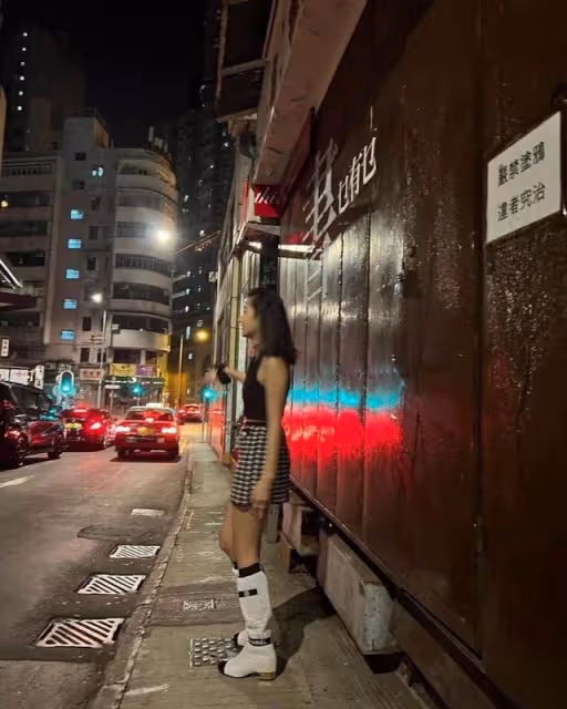 陳奕迅愛女穿萬元靴子亮相,17歲的她長高不少,被網友喊話出道