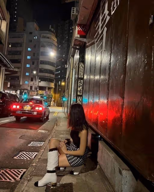 陳奕迅愛女穿萬元靴子亮相,17歲的她長高不少,被網友喊話出道