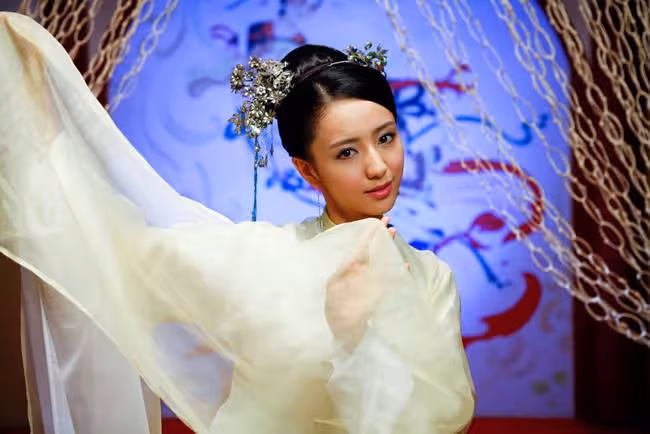同樣是因戲生情,佟麗婭為何沒嫁雷佳音,反而投入了陳思誠懷抱?