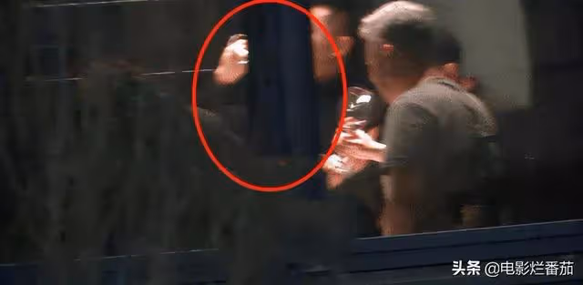 國家一級演員侯勇疑似酒駕？與好友聚會喝紅酒，開百萬豪車送異性
