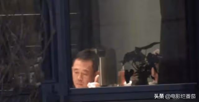 國家一級演員侯勇疑似酒駕？與好友聚會喝紅酒，開百萬豪車送異性