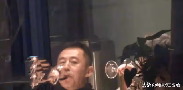 國家一級演員侯勇疑似酒駕？與好友聚會喝紅酒，開百萬豪車送異性