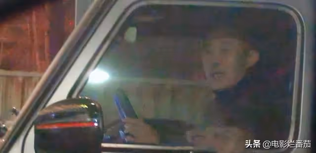 國家一級演員侯勇疑似酒駕？與好友聚會喝紅酒，開百萬豪車送異性