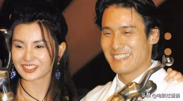 國家一級演員侯勇疑似酒駕?與好友聚會喝紅酒,開百萬豪車送異性