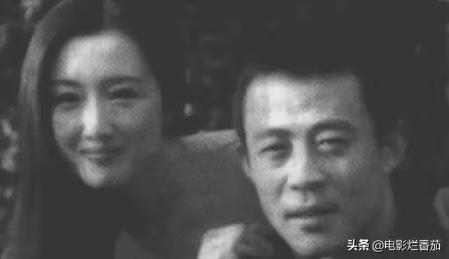 國家一級演員侯勇疑似酒駕?與好友聚會喝紅酒,開百萬豪車送異性