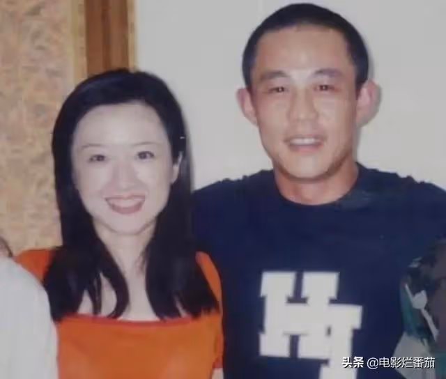 國家一級演員侯勇疑似酒駕?與好友聚會喝紅酒,開百萬豪車送異性