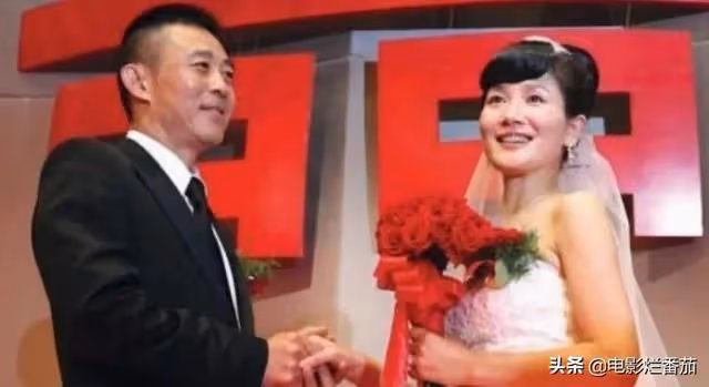 國家一級演員侯勇疑似酒駕?與好友聚會喝紅酒,開百萬豪車送異性