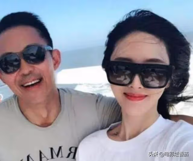 國家一級演員侯勇疑似酒駕?與好友聚會喝紅酒,開百萬豪車送異性