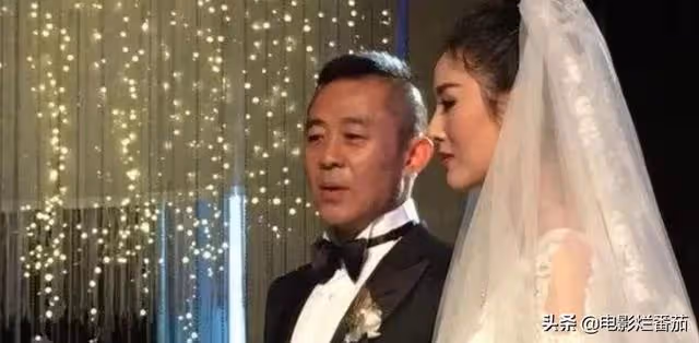 國家一級演員侯勇疑似酒駕?與好友聚會喝紅酒,開百萬豪車送異性