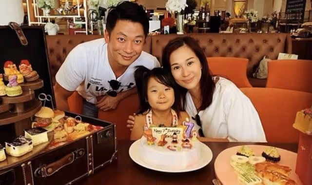 45歲香港著名凍齡女神宣布復出,曬近照皮膚白皙,幾乎看不到毛孔