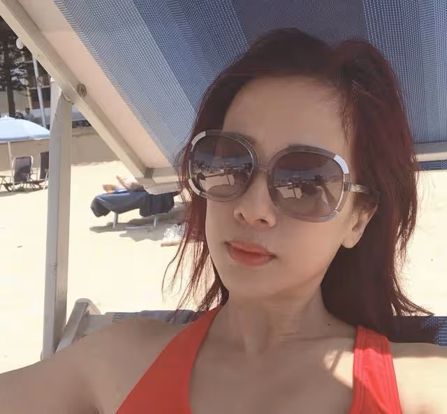 45歲香港著名凍齡女神宣布復出,曬近照皮膚白皙,幾乎看不到毛孔