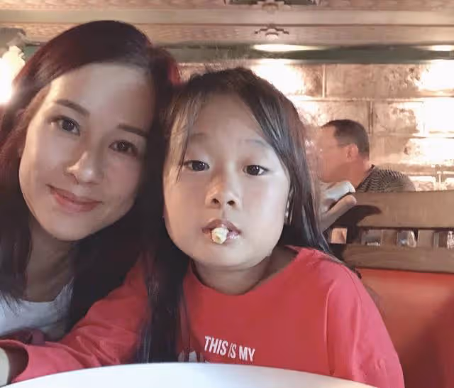 45歲香港著名凍齡女神宣布復出,曬近照皮膚白皙,幾乎看不到毛孔
